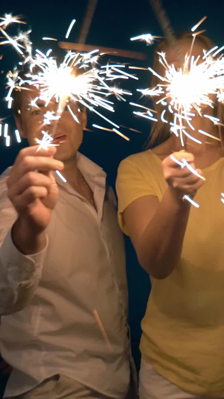 gente celebrando con chispas en la noche