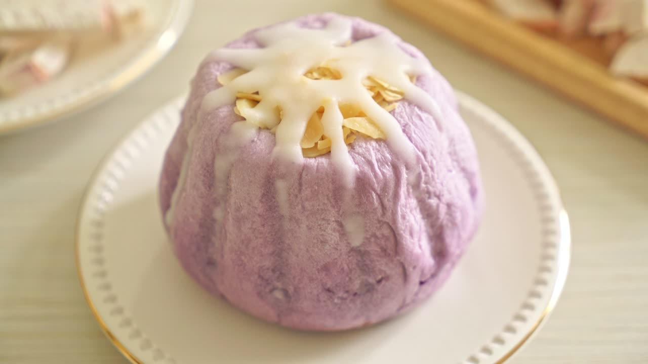 설탕 크림 과 견과류 를 은