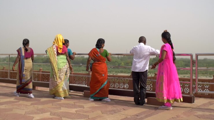 Femmes en saris qui marchent