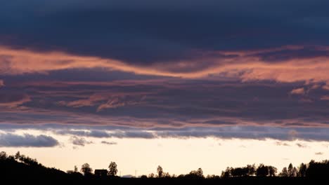 Puesta-De-Sol-De-Color-Púrpura-Oscuro,-Con-Nubes-Tormentosas-Que-Se-Ciernen-Sobre-él