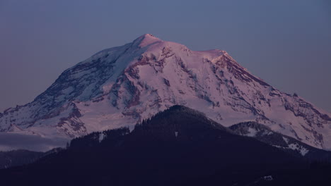 夕陽光線在華盛頓的mt rainier的面部工作