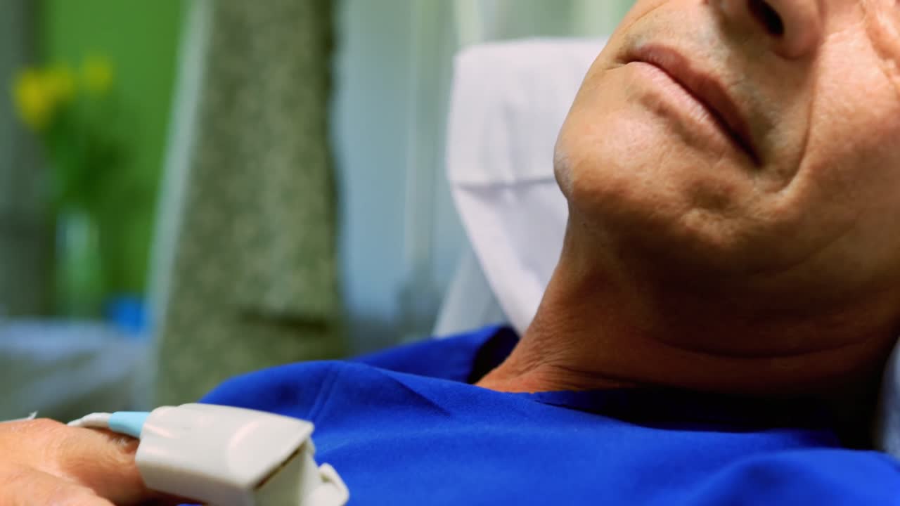 paciente masculino durmiendo en las salas 4k