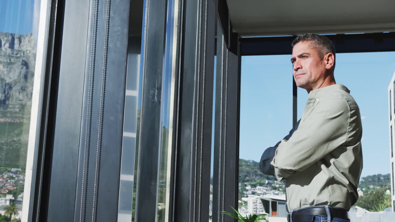 hombre mirando por la ventana
