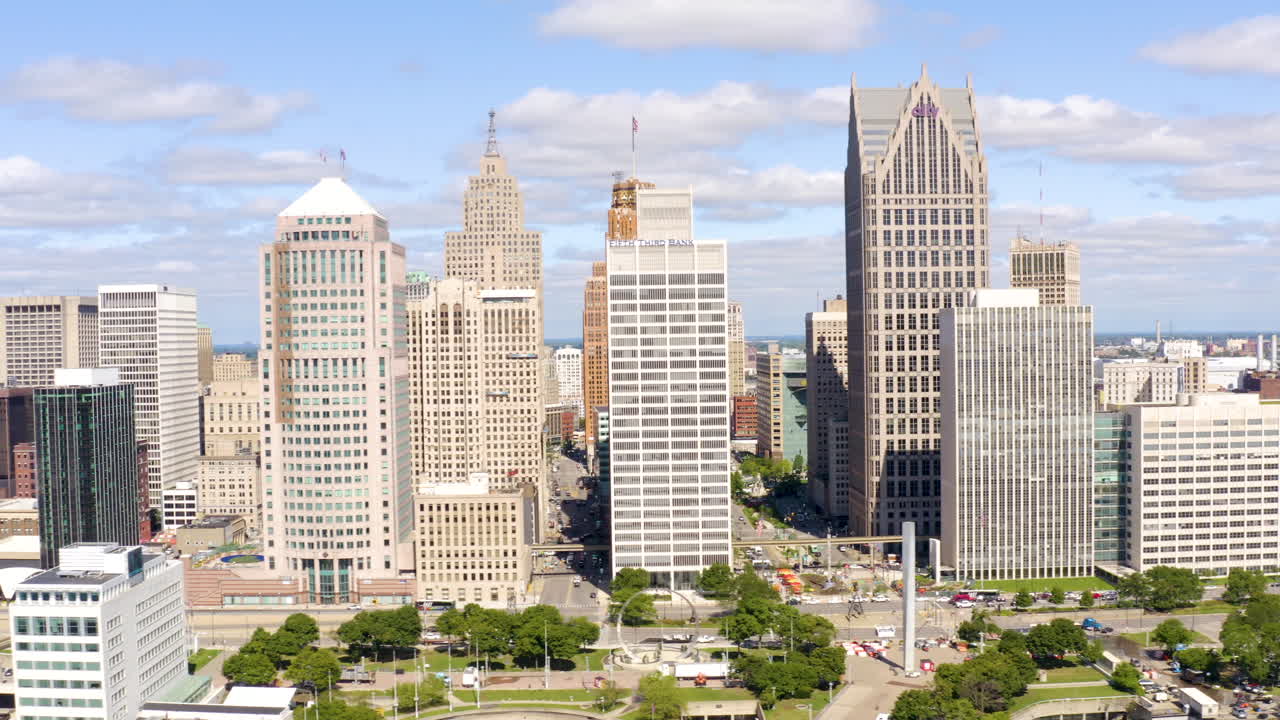디트로이트, 미시간 여름 날 드론은 오른쪽에서 왼쪽으로 이동합니다.