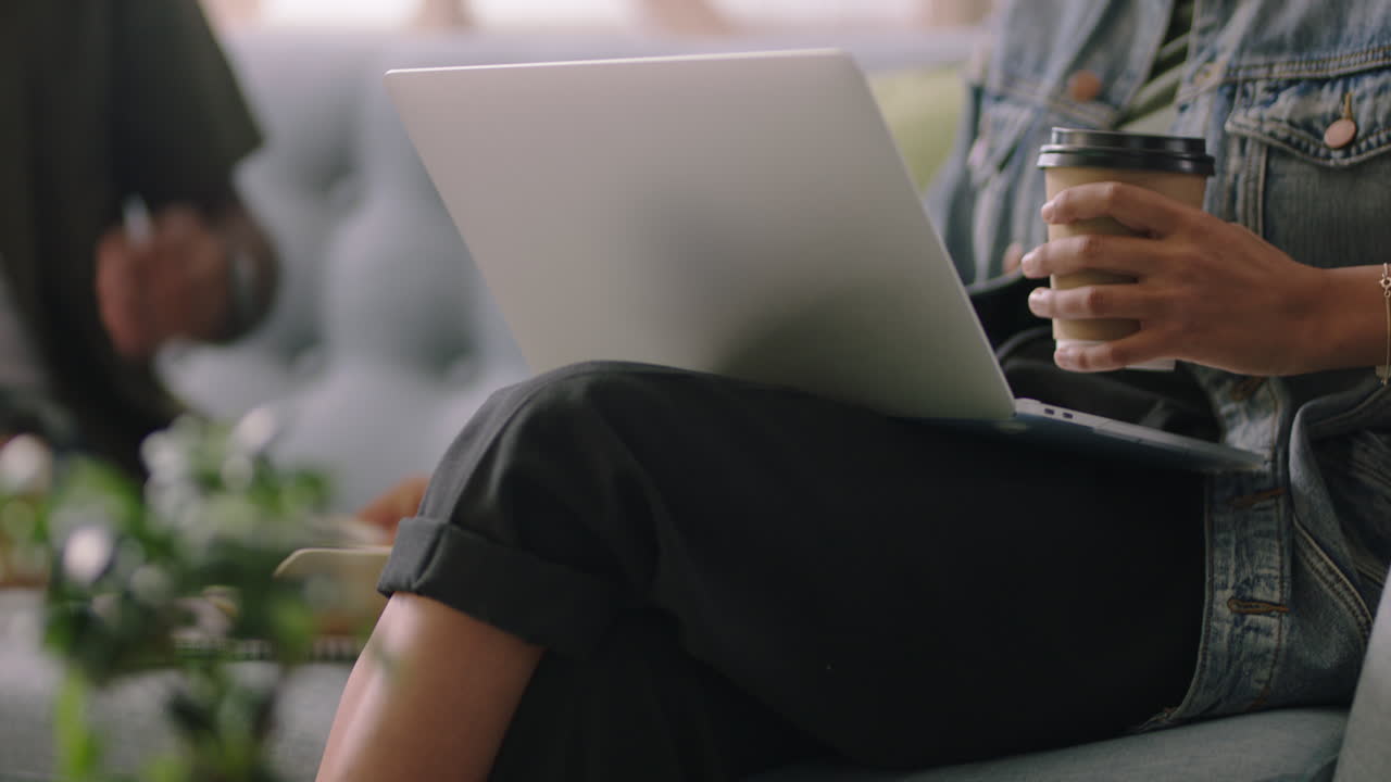 mujer de negocios que usa una computadora portátil digital en la oficina navegando por internet trabajando en línea escribiendo correo electrónico conectándose a la red en una computadora móvil