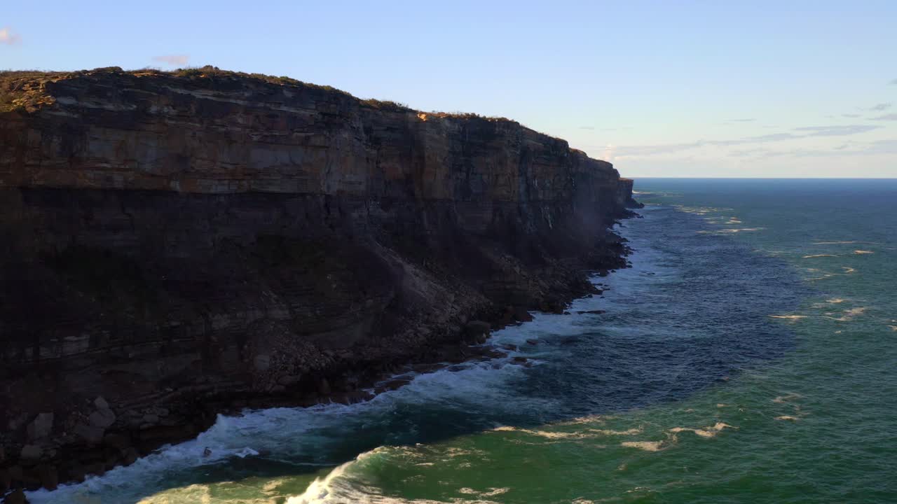 meseta de roca empinada con olas rompientes en el parque nacional real cerca de sydney en nueva gales del sur, australia
