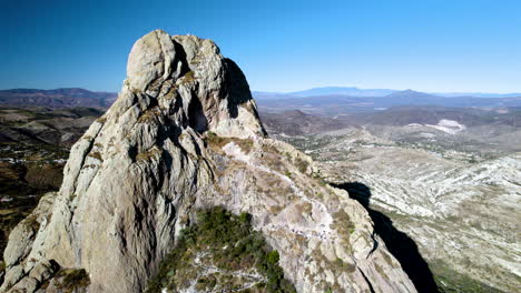 Toma-Trasera-De-La-Montaña-Bernal-En-Mexico