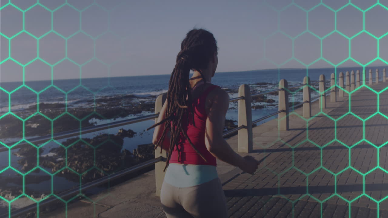 Animación de formas en movimiento sobre mujer birracial corriendo en el paseo marítimo