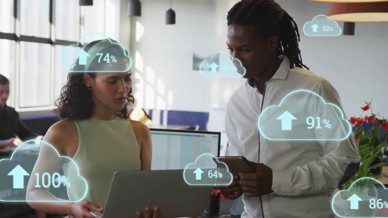 Animazione di icone cloud con percentuale crescente su un uomo e una donna diversi che discutono in ufficio