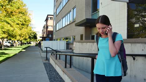 Adolescente-En-El-Centro-De-Denver-Habla-Por-Su-Teléfono-Celular-Y-Luego-Cuelga