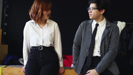 dos jóvenes en conversación