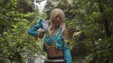 Anime-Cosplayer-Videodreh-Eines-Tollen-Models-Am-Fuße-Eines-Wasserfalls-Auf-Der-Karibischen-Insel-Trinidad