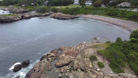 Luftaufnahme-Eines-Strandes-Voller-Felsen-Und-Steine,-Landschaftsdrohne-Geschossen-In-Nahant