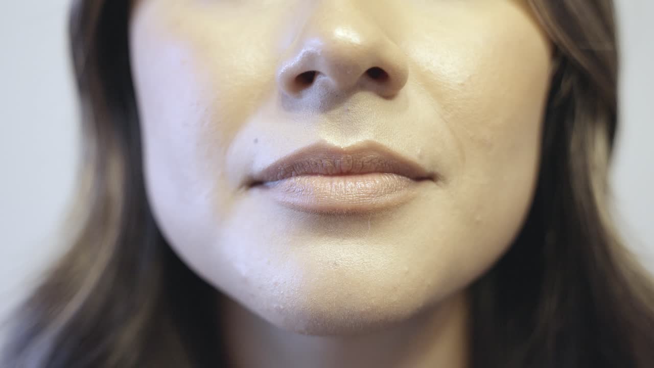 un primer plano de los labios de una mujer hispana mientras dice que sí en múltiples estilos y velocidades