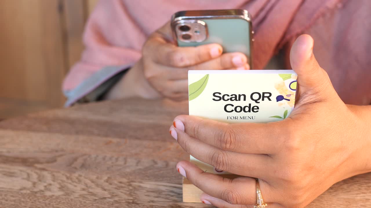 una mujer escaneando el código qr para el menú en un restaurante.