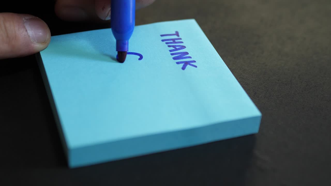 Şükran Günü kutlaması, post-it yapışkan not kağıdına el yazısıyla yazılmış hatırlatma
