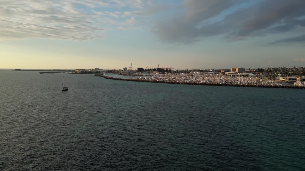 서부 오스트레일리아 의 해가 지는 프리먼틀 항구 와 항해 보트 의 공중 드론 전망