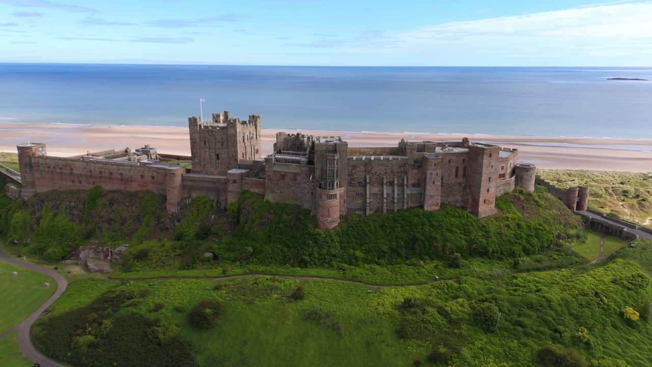 Luftoptagelser af Bamburgh Slot om sommeren