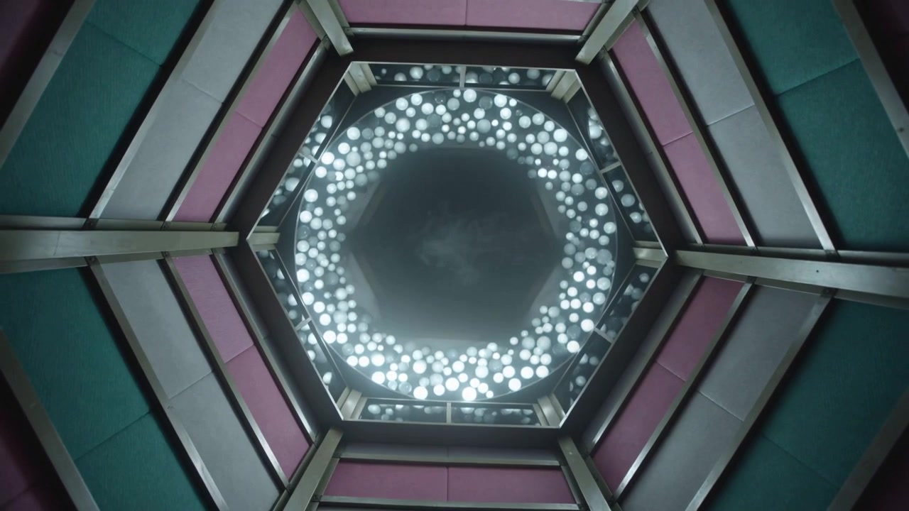 Comenzando con un resplandor a la derecha, anillo LED en tragaluz hexagonal girando en sentido horario en el atrio, distribución vespertina
