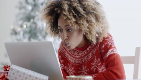 Mujer-Emocionada-Comprando-Ofertas-Navideñas-En-Línea