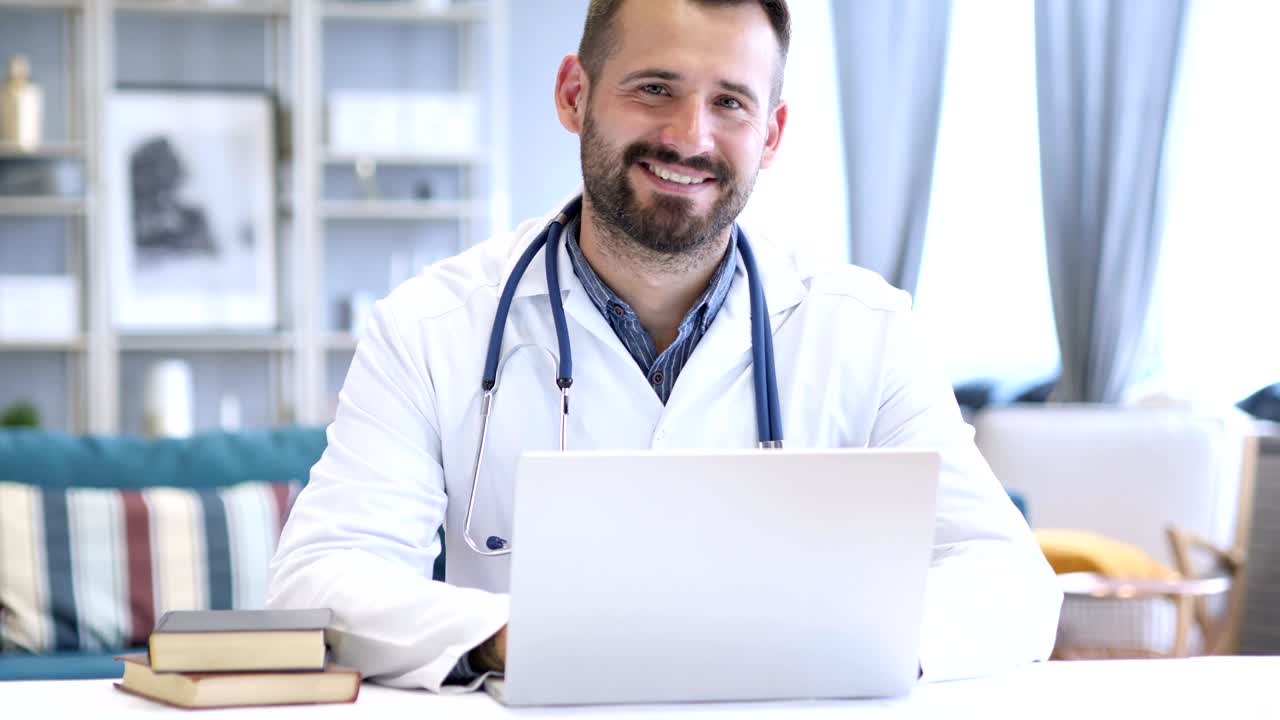 un médico positivo sonriente en el trabajo mirando a la cámara