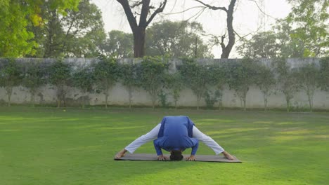 Fortgeschrittenes-Yoga,-Durchgeführt-Von-Einem-Indischen-Mann