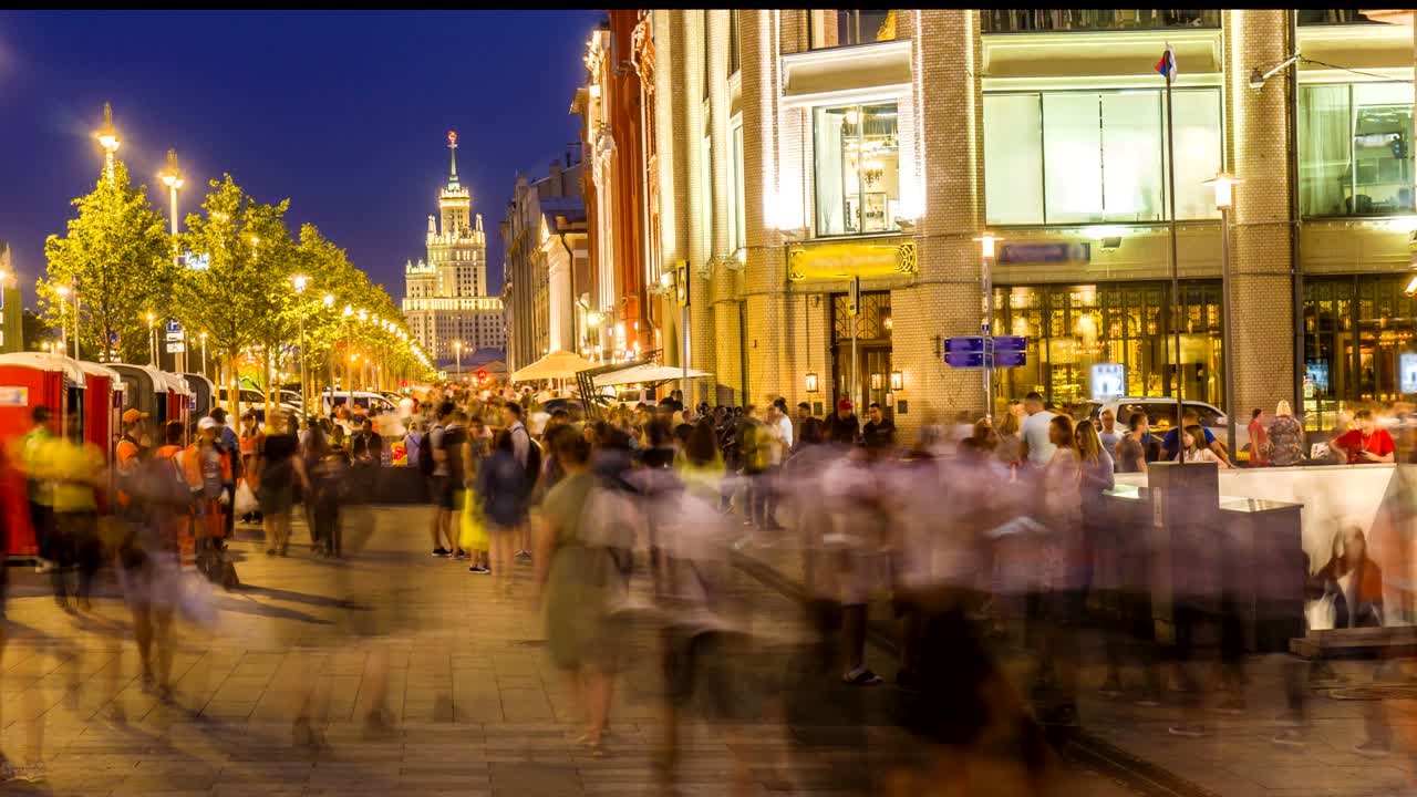 축구 팬들과 관중들은 경기가 끝난 후 거리에서 재미를 느니다.