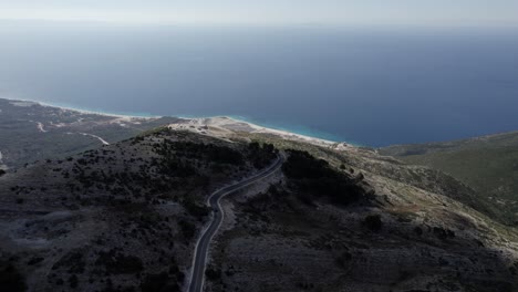 video de drones sobre el paso de montaña llogara en sh8, albania