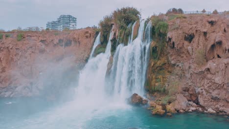 hermoso paisaje de cascadas con gente