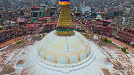 Primer-Plano-De-Los-Ojos-De-La-Estupa-Boudhanath-Rodeada-De-Edificios-Residenciales-En-Katmandú,-Nepal.