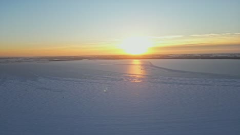 Golden-hour-by-the-Great-Lakes-during-winter-time-and-sunset