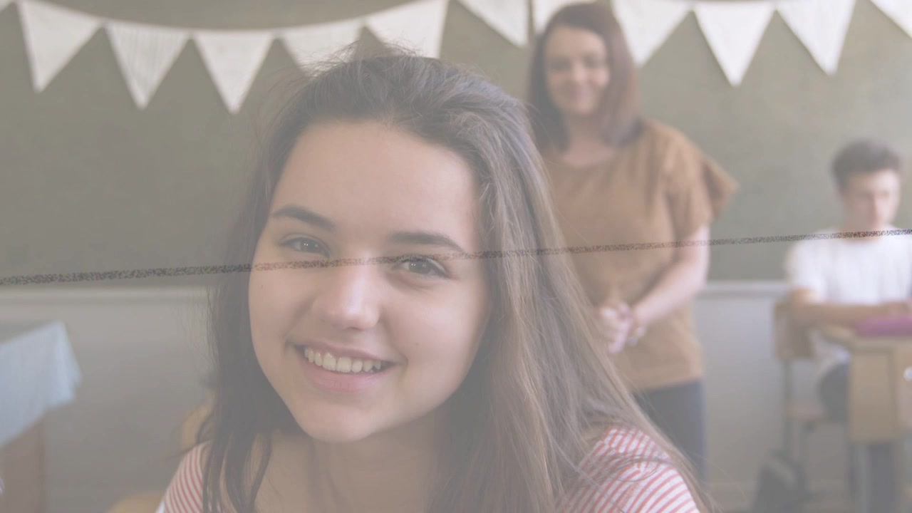 Telecamera stabile, alunno sorridente per coinvolgere il pubblico mentre una linea di scansione attraversa e festoni scolastici.