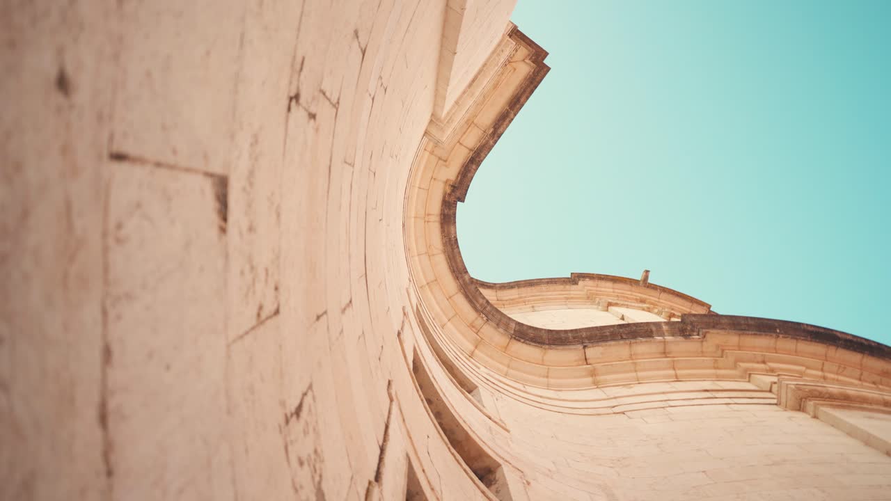 일출 4k에서 리스본 고대 바로크 양식의 대성당 국가 판테온 외관 세부 사항