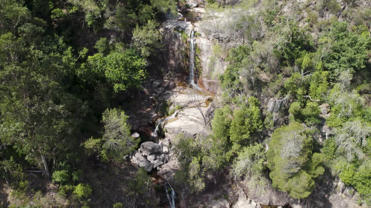gente disfrutando de las piscinas naturales en la cascada fecha de barjas, parque nacional peneda-gerês