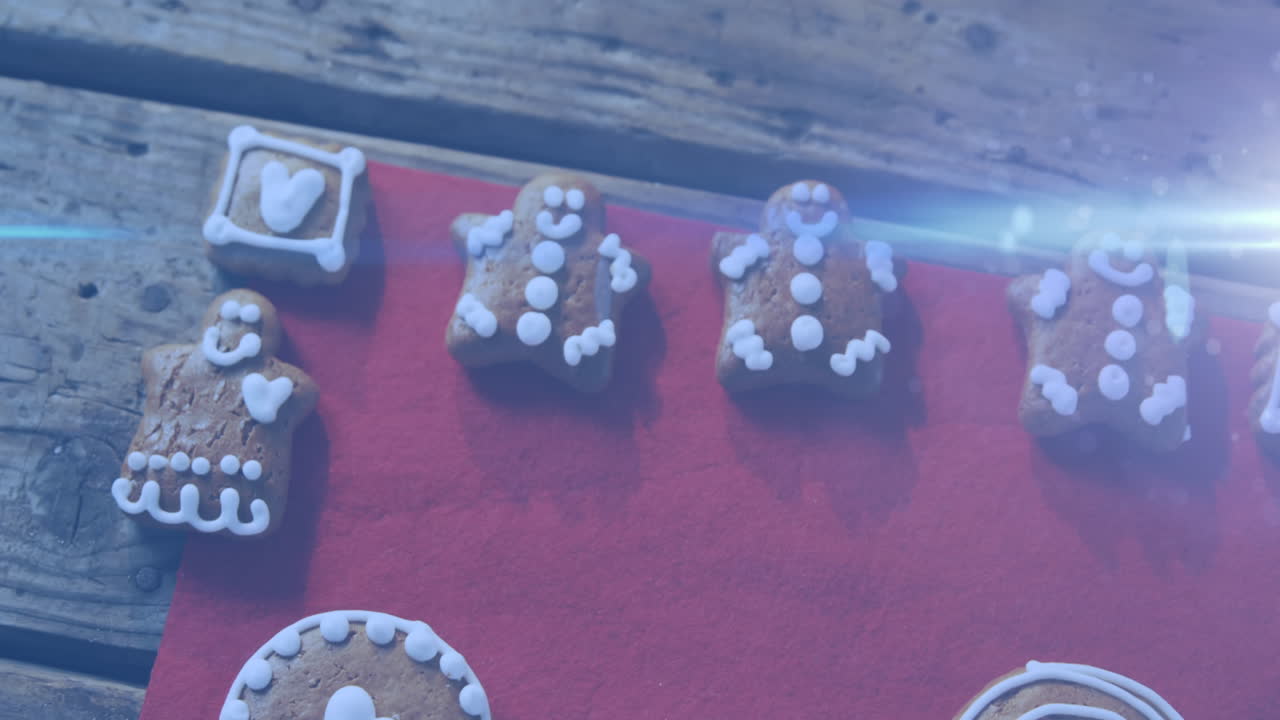 animación de galletas de pan de jengibre de navidad en un mantel rojo