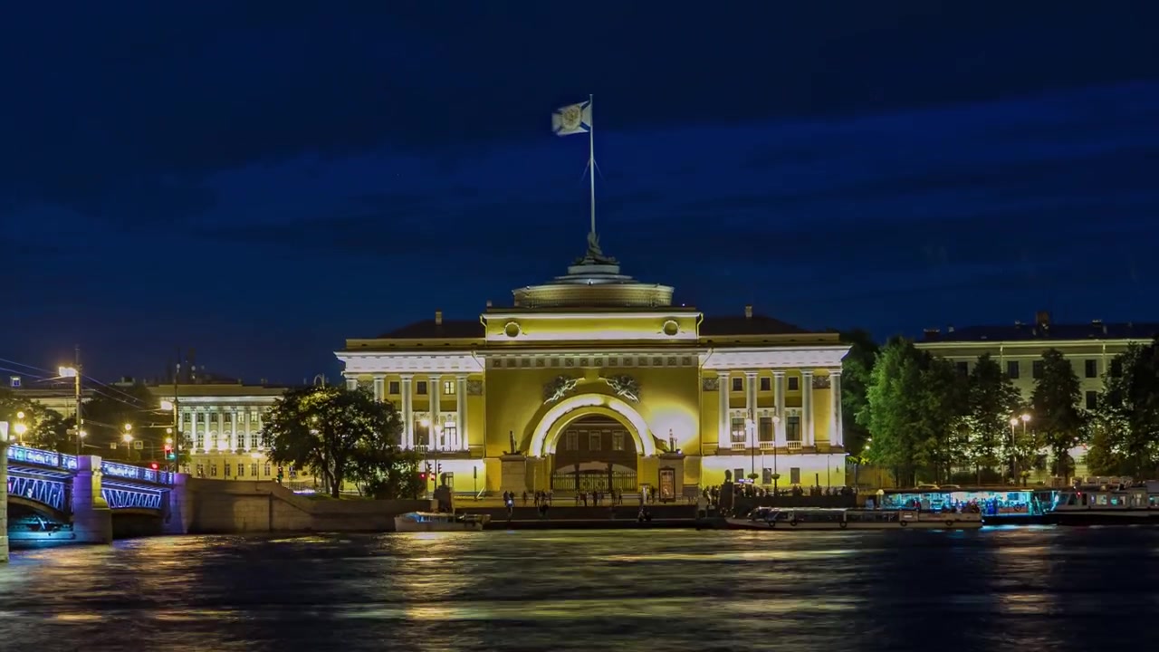 Iluminação Fascinante das Noites Brancas: Timelapse Hyperlapse do Cais do Rio Neva com Edifício do Almirantado e Ponte do Palácio, Refletindo na Água, São Petersburgo, Rússia