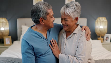 Pareja-Mayor,-Abrazo-Y-Amor-En-El-Dormitorio-En-La-Cama