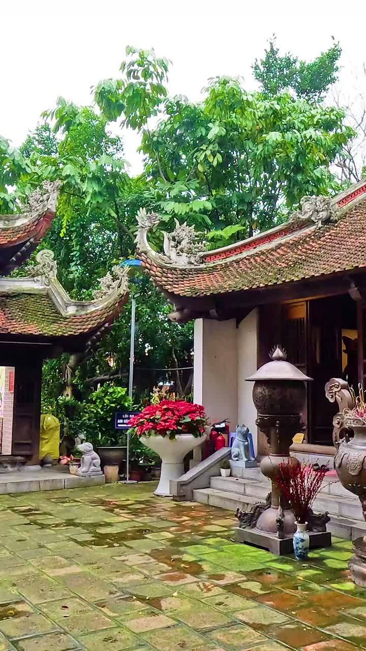 el tranquilo patio del templo con exuberante vegetación