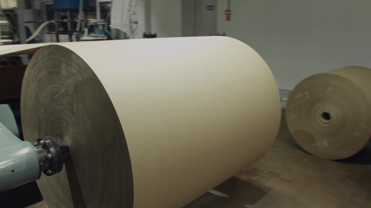 máquina automática de plegado de papel. fábrica de papel. imágenes de 4k