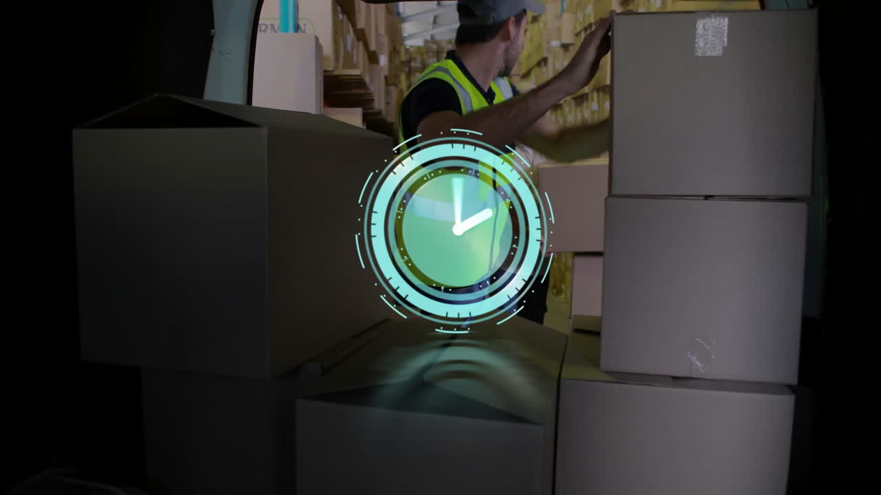Kistenstapeln im Lager, Arbeiter mit digitaler Uhr-Animations-Overlay