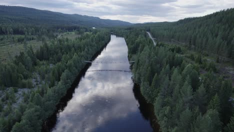 Imágenes-Aéreas-Panorámicas-Del-Valle-Y-El-Río-En-Un-Día-Nublado-En-Noruega