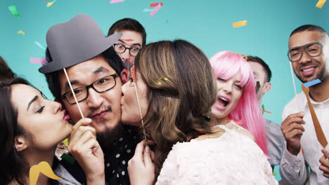 grupo multi-racial de personas divertidas celebrando la cámara lenta de la fiesta cabina de fotos