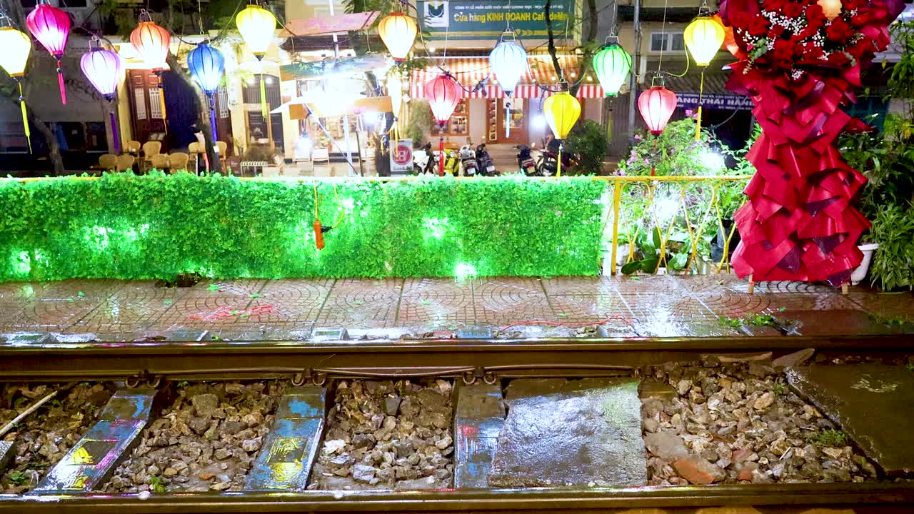 linternas vibrantes iluminan una bulliciosa calle ferroviaria
