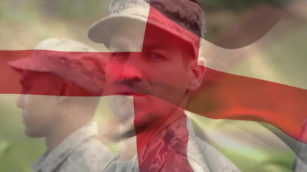 Soldat in Formation mit wehender englischer Flagge als Überlagerung