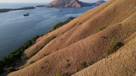 video de avión no tripulado del paisaje seco de komodo y las bahías protegidas