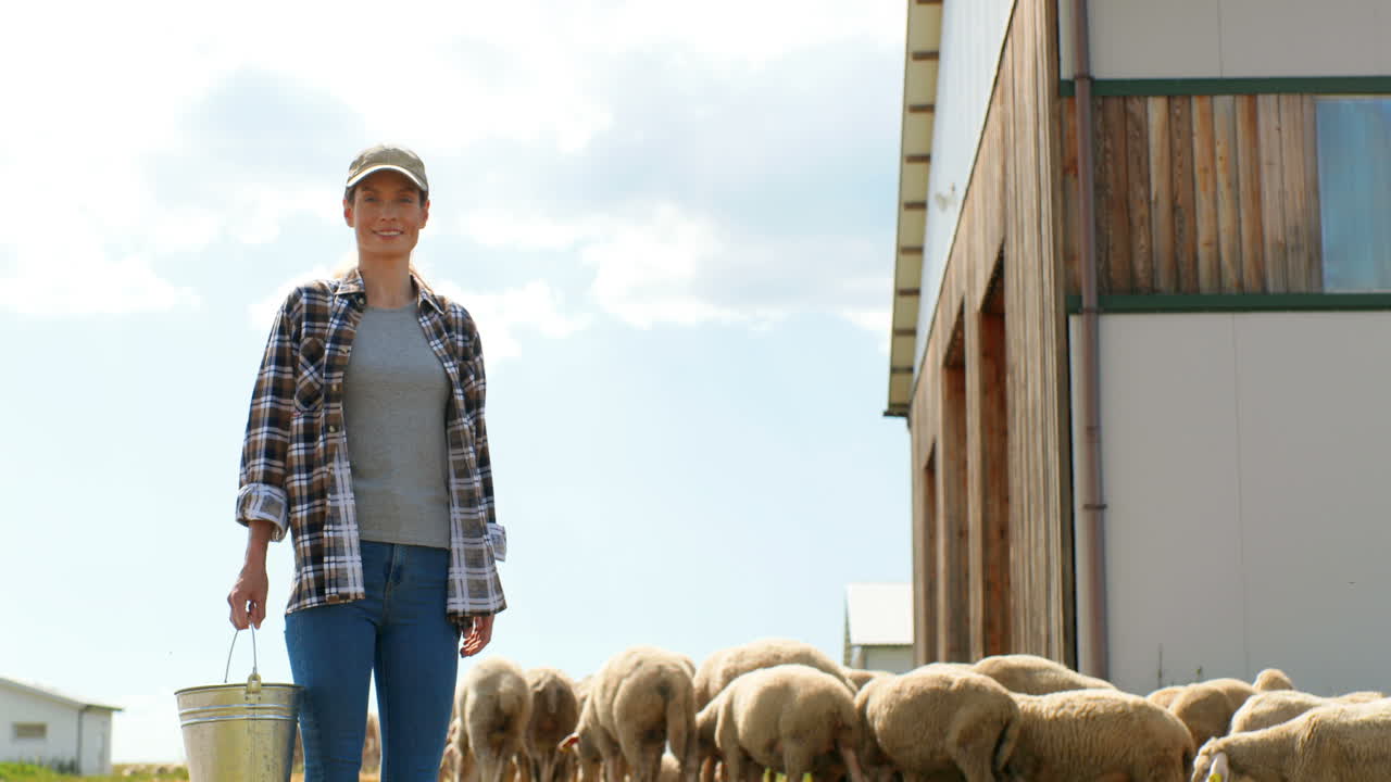 모자를 쓴 백인 젊은 여성 농부의 초상화