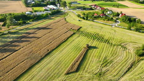 Vista-Aérea-De-Una-Cosechadora-Trabajando-En-Un-Campo,-Rodeada-De-Parches-Verdes-Y-Marrones.