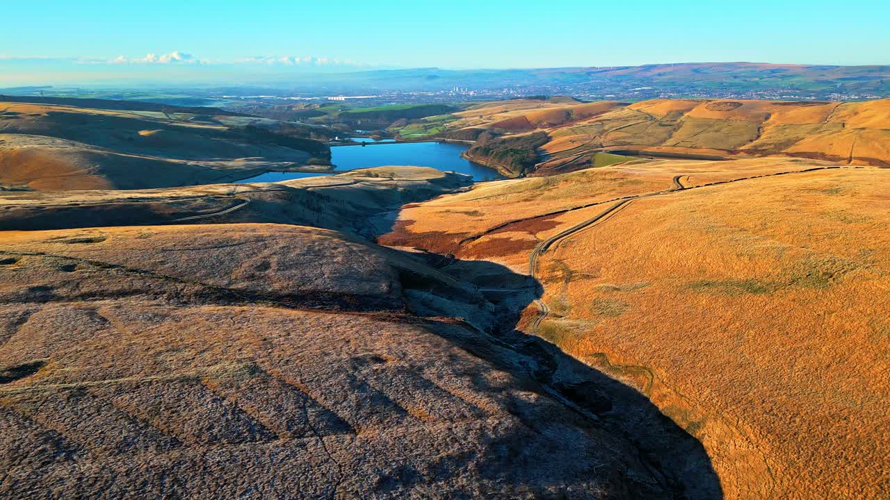 Winterse luchtopnamen van Saddleworth Moor, Engeland