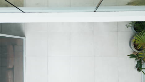 personas de negocios caminando en un corredor de la oficina