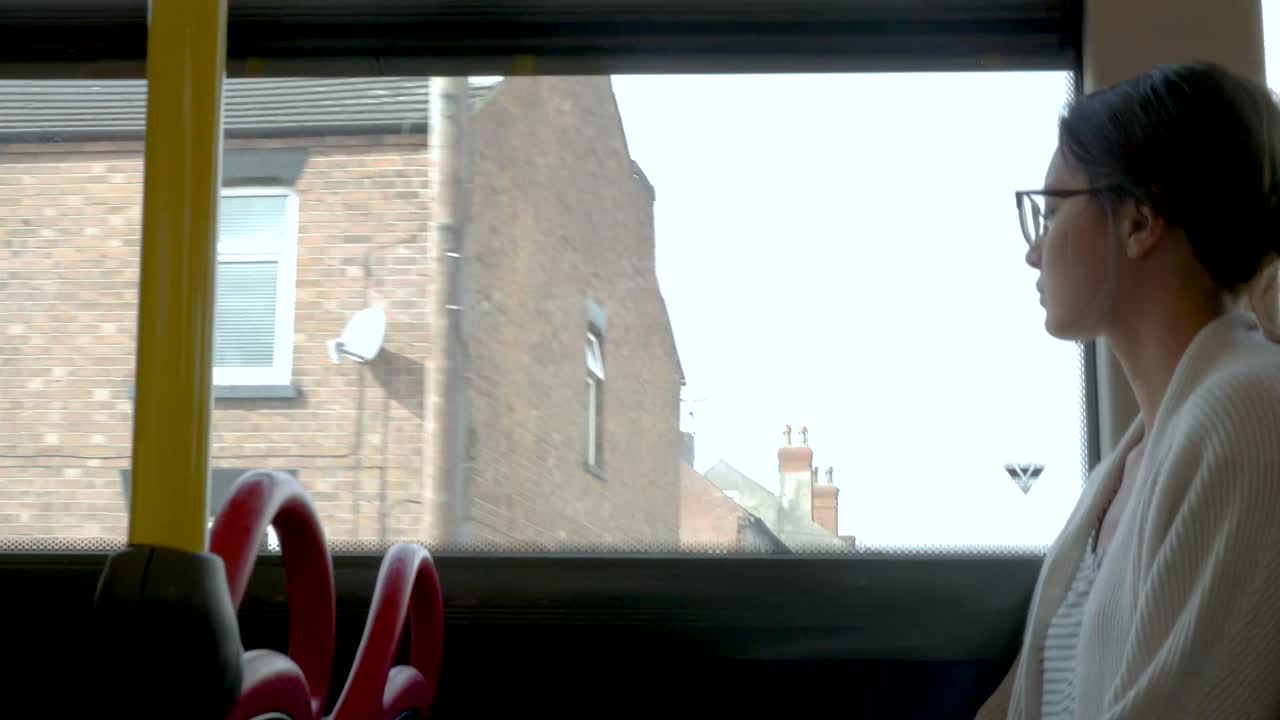 버스에서 젊은 여성의 정통 핸드헬드 샷